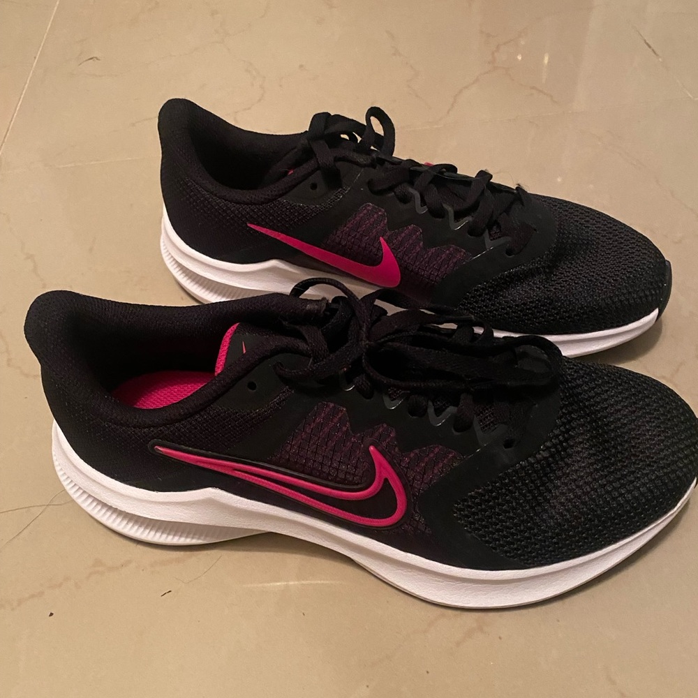 black and pink nikes